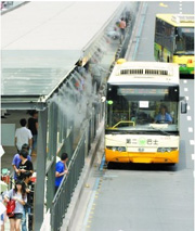 Temperature reduction spraying system for bus stop